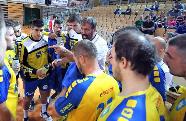 Po sobotnem slavju in napredovanju v skupinski del pokala 
EHF čaka Koprčane drevi ob 19. uri v dvorani Bonifika ligaški 
obračun s Slovanom, ki ga vodi prav nekdanji trener Kopra 
Zoran Jovičić.