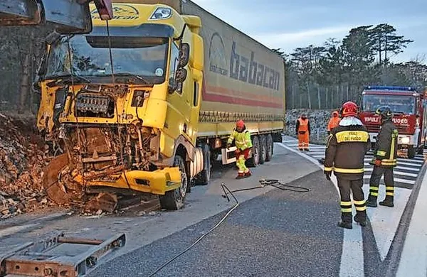 Včeraj okoli  14. ure se je na avtocestnem priključku pri 
Proseku prevrnilo  tovorno vozilo.