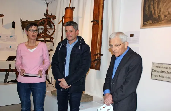 Jubilej so v muzeju včeraj obeležili z odprtjem razstave Muzej 
je vaš, ki razkriva, kakšne zaklade hrani  muzej. Razstavo je 
predstavila kustosinja Alenka Čuk, ogledala pa sta si jo tudi 
postojnski župan Igor Marentič in kulturni minister Tone 
Peršak.