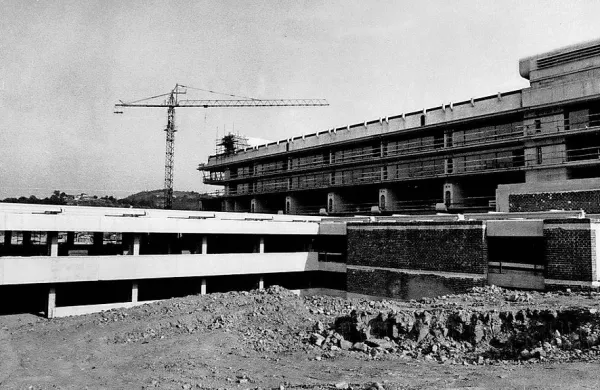 Toliko od načrtovane izolske bolnišnice je zraslo do leta 
1976.