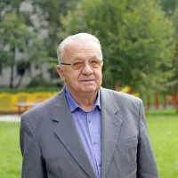 Vasja Klavora: “V času desetdnevne vojne za 
Slovenijo sem bil ponosen, da  strokovno vodim 
takšen kolektiv.  Bili smo eno! Zadoščala je le ena  
beseda in vse je nemoteno delovalo!”

Prim. mag. Vasja Klavora, eden od utemeljiteljev Splošne bolnišnice dr. Franca Derganca v Šempetru