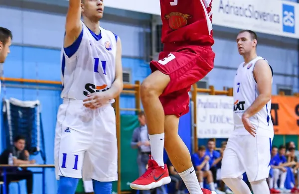 Luka Grum (z žogo) je bil z 28 točkami najbolj zaslužen za 
zmago Sežancev proti Grosupeljčanom.