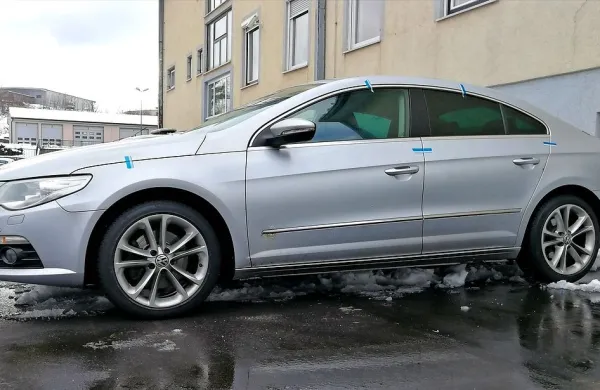 Policisti vse občane prosijo, da v primeru, da jih je v preteklih 
dneh ustavil lažni policist z avtomobilom na fotografiji, takoj 
pokličejo na številko 113 in prijavijo kaznivo dejanje.