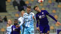 Tine Kavčič (v ospredju v modro-belem dresu) je imel proti 
Mariborčanom veliko dela v obrambi.