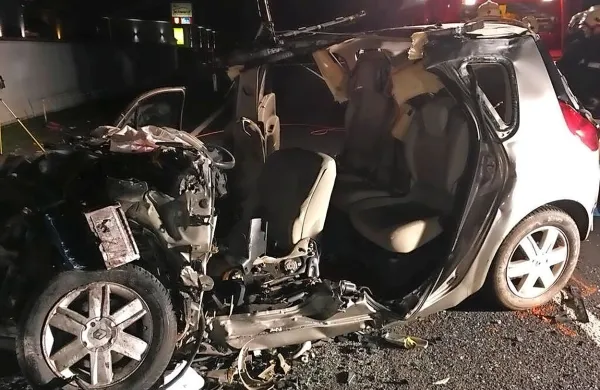 Vozniku in sopotnici v renault scenicu ni bilo več pomoči.