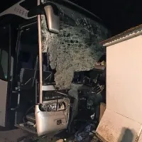 Avtobus, poln potnikov, je zaneslo še v obcestni zid.