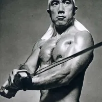 Jukio Mišima je življenje sklenil skrbno 
načrtovano in z umetniškim dejanjem, o 
katerem je veliko pisal - naredil je harakiri.   