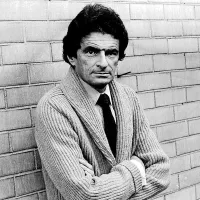 Jerzy Kosinski, avtor slovitega romana Obarvana ptica, je 
ponarejal svoj življenjepis. Doletele so ga obtožbe, da je 
plagiator.  