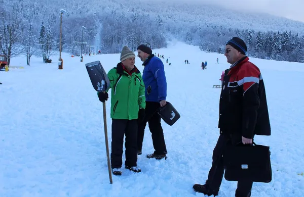 Pavel Čuk (levo) na Črnem Vrhu ne bo več urejal tekaških 
prog, bo pa poskrbel za ugodno smuko in gostoljubje na SKI 
Bor.