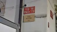 Še v petek dopoldne je vogal na Titovem trgu 
krasila dodatna tabla z napisom Piazza del 
duomo/Piassa ...