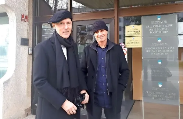 Odvetnik Velimir Cugmas (levo) in rektor Dragan Marušič sta 
bila zadovoljna po včerajšnjem razpletu na okrajnem sodišču 
v Kopru. 

