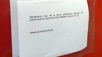 Na vratih pisarn na upravni enoti v Sežani je tistega torka, ko je 
občanka prišla po opravkih, viselo pet takšnih  obvestil. 