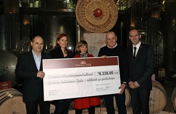 Ček za 8338 evrov sta glavni enolog Boštjan Zidar in direktor Vinakoper Robert Fakin predala 
nekdanji in sedanji predstojnici izolske pediatrije, Ireni Cetin Lovšin in Alenki Stepišnik, ter 
direktorju SBI Radivoju Nardinu (z desne). 