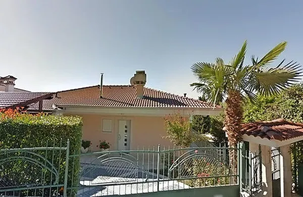 Za to hišo v Portorožu je novi lastnik odštel 1,35 milijona 
evrov. Površina hiše (v m2): 260, površina parcele (v m2): cca. 
1000.