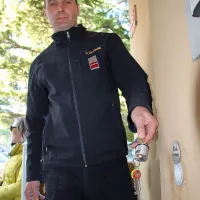 Gasilec Peter Čendak kaže, kaj je v  cevnem trezorju pred 
blokom v Ulici Vena Pilona. 