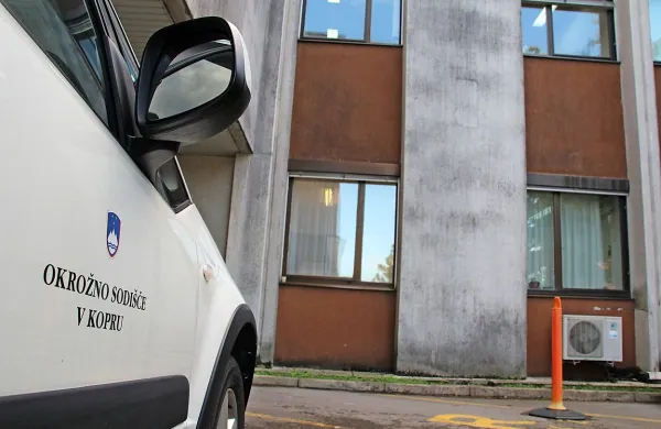 Osumljeni tat je skočil iz prvega nadstropja sodišča in se 
pognal v beg, a so ga že po nekaj minutah policisti prijeli. 