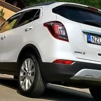 Visoko sedenje in dober občutek pri vožnji sta glavna 
aduta.