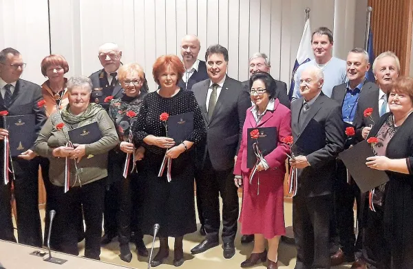 Nagrajenci Miran Müllner in Jožef Dakskobler (prvi in četrti z leve) ter  Anton Marjan Geržina 
in Rajko Slokar (četrti in sedmi z desne). 
