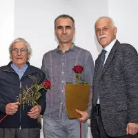 Nagrajenca Leander Cunja (levo) in Željko Stanić ob predsedniku KS Škofije Edmondu Gašparju. 