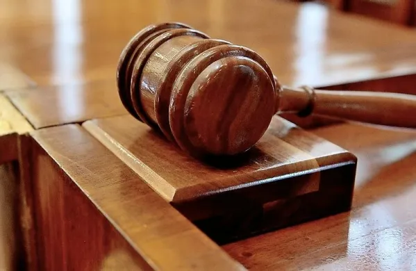 Nova obtožnica omogoča milej&scaron;o kazen za obtoženega uboja Tiča