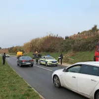 Z avtom končal na boku na pločniku