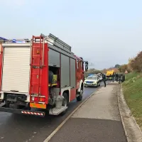 Z avtom končal na boku na pločniku