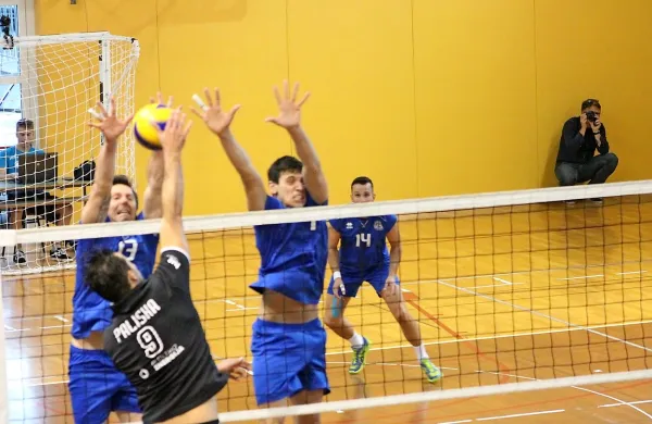 Tudi Andraž Paliska (Gen-I Volley, 9) in Saša Gadnik (Salonit, 
13) sta med kariero zamenjala klubske strani.