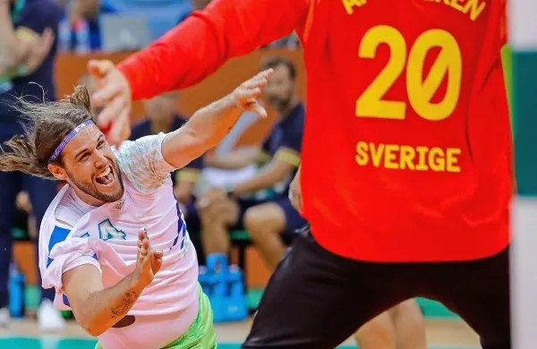    Na reprezentančni seznam kandidatov za evropsko prvenstvo se vrača Dean Bombač.  