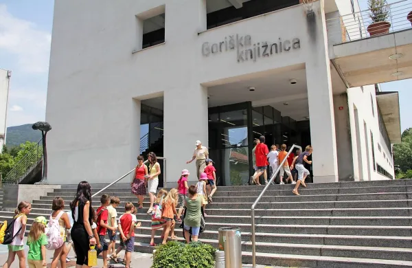 Mesto je novo knjižnico dobilo na kulturni praznik leta 
2000.