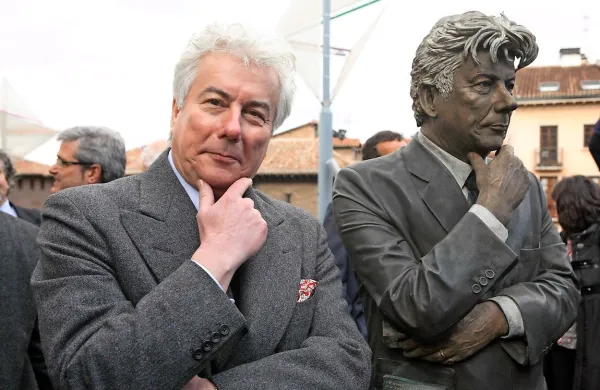 Ken Follett ob svojem kipu v glavnem baskovskem mestu Vitoria-Gasteiz.