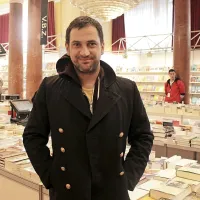 Med knjigami se je sprehodil tudi hrvaški igralec Goran 
Bogdan, ki je letos po svetu zaslovel kot hladnokrvni morilec 
v televizijski seriji Fargo, že od leta 2002 pa je soorganizator 
festivala West Herzegowina Fest. 