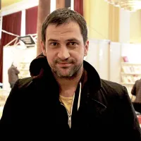 Na puljskem sejmu sodeluje  tudi hrvaški igralec Goran 
Bogdan, ki je letos po svetu zaslovel kot hladnokrvni morilec 
v televizijski seriji Fargo, že od leta 2002 pa je soorganizator 
festivala West Herzegowina Fest.