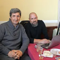 V novinarskem kotičku sta se  družila hrvaška mojstra peresa 
(in tipkovnice): Ante Tomić (levo) in Boris Dežulović.
