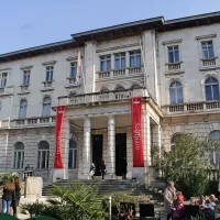 V puljskem Domu hrvaških braniteljev  250 domačih in tujih založnikov predstavlja več kot 15.000 knjižnih naslovov, zanimive novitete pa tja vsako leto privabijo več kot 60.000 ljudi. 