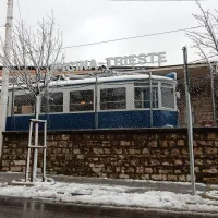 Redko se zgodi, da openski tramvaj pobeli sneg.