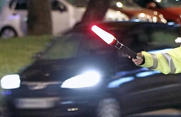 Koprčan se je policistom med postopkom upiral in jih žalil. Da 
bi varno opravili postopek  z njim, so ga morali vkleniti. 