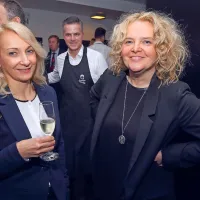 Dve blondinki: direktorica Gledališča Koper Katja Pegan in 
direktorica koprske občinske uprave Sabina Mozetič (z 
desne) 
