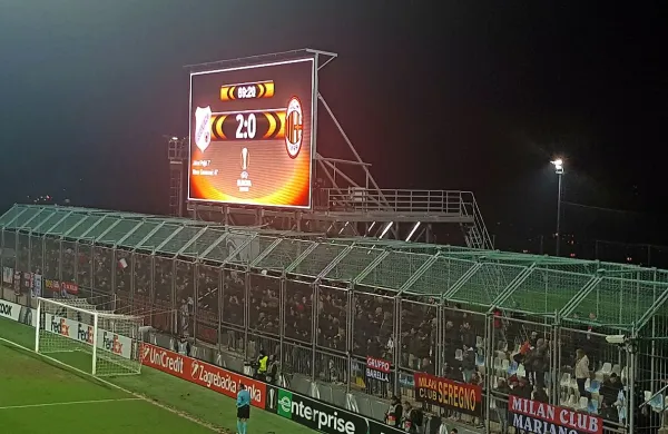 Na semaforju nad navijači Milana se je svetil napis 2:0.