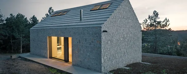 Življenje v hiši, ki je na zunaj mirna in tiha, v spoštljivim 
sozvočju s tradicijo in pokrajino, ne more biti drugačno kot 
prijetno.