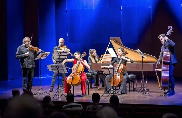 Violončelistka Natalie Clein je na koncertu z ansamblom Il 
Pomo d'Oro novogoriškemu občinstvu poklonila posebno 
doživetje baročne glasbe.  