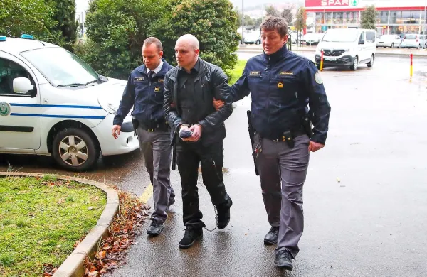 Marka Abrama so danes na sodišče pripeljali iz enote 
forenzične psihiatrije mariborskega kliničnega centra, kjer 
prestaja pripor.