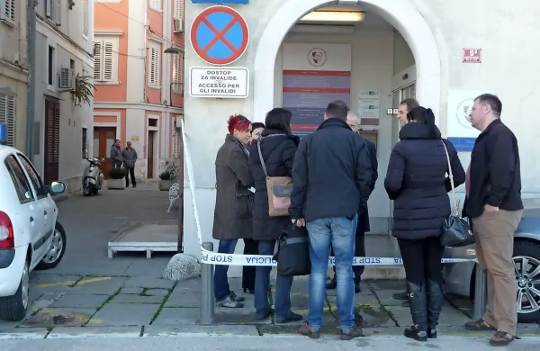Februarja lani je  neprištevni Koprčan v piranskem zdravstvenem domu  22-krat zabodel medicinsko sestro. Delovno 
sodišče je ugodilo njeni tožbi proti piranskemu zdravstvenemu domu in ji prisodilo odškodnino.  