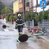 Poplavljalo hi&scaron;e, sprožili so se plazovi (foto+video)