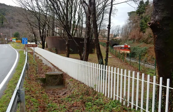 Revitalizirani del botaničnega vrta med cesto (levo) in progo  
(desno) iz Nove Gorice, za katerega je občina odštela 
275.000 evrov. Za rjavim polkrogom je parafraza jame. 