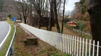 Revitalizirani del botaničnega vrta med cesto (levo) in progo  
(desno) iz Nove Gorice, za katerega je občina odštela 
275.000 evrov. Za rjavim polkrogom je parafraza jame. 