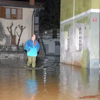 Nemirna večer in noč ob pogledu na vodo
