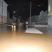 Nemirna večer in noč ob pogledu na vodo