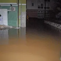 Nemirna večer in noč ob pogledu na vodo