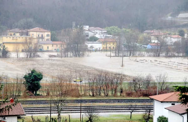 Vipava se je razlila zunaj območja običajnih poplav. Doslej 
hujše škode ni bilo, a kotel je poln do roba. 