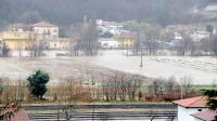Vipava se je razlila zunaj območja običajnih poplav. Doslej 
hujše škode ni bilo, a kotel je poln do roba. 